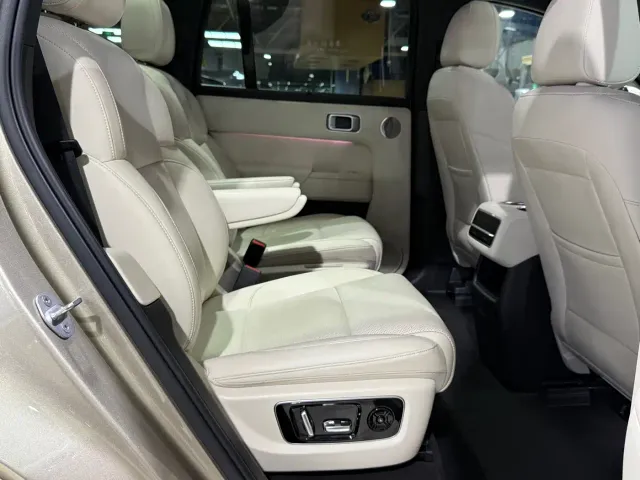 Li Auto L8 — Фото автомобиля 10