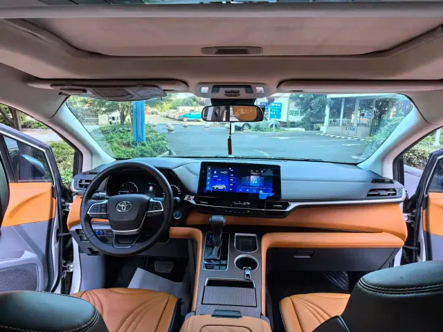 Toyota Sienna — Фото автомобиля 8