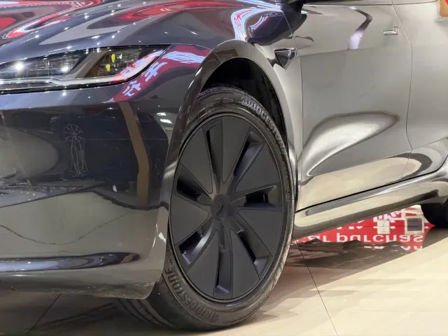 Tesla Model 3 — Фото автомобиля 17