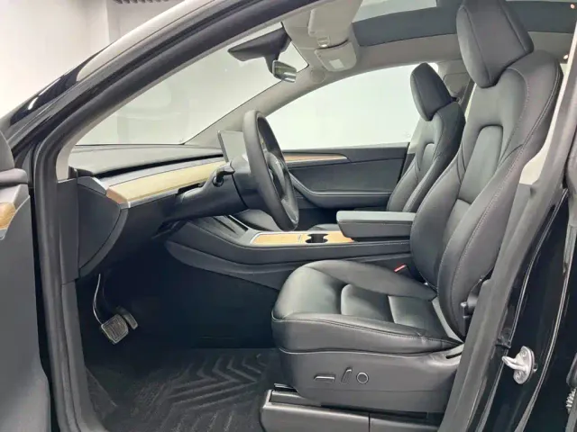 Tesla Model Y — Фото автомобиля 16