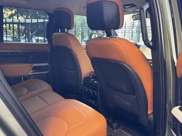 Land Rover Defender — Фото автомобиля 8