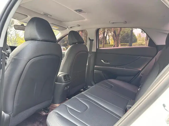 Hyundai Elantra — Фото автомобиля 5