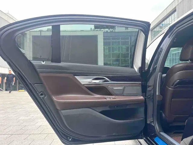 BMW 7 Series — Фото автомобиля 9