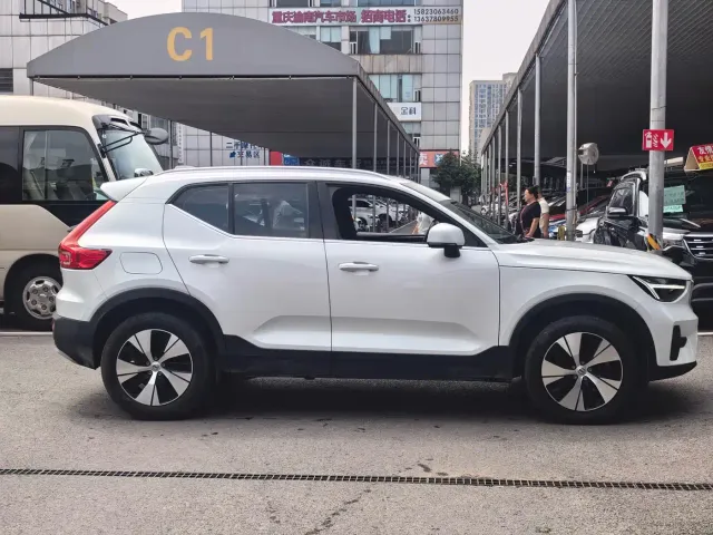 Volvo XC40 — Фото автомобиля 10