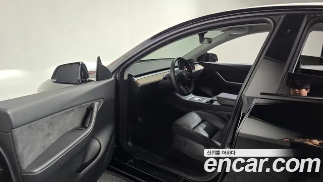 Tesla Model Y — Фото автомобиля 15