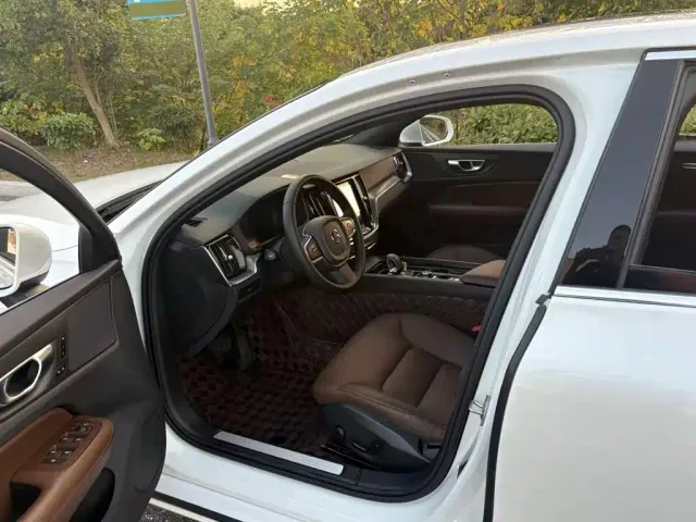 Volvo S60 — Фото автомобиля 4