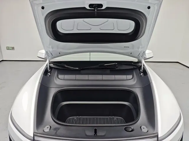 Tesla Model Y — Фото автомобиля 16