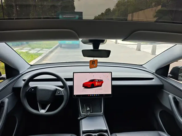 Tesla Model Y — Фото автомобиля 6