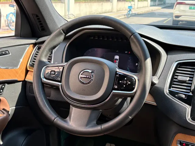 Volvo XC90 — Фото автомобиля 11
