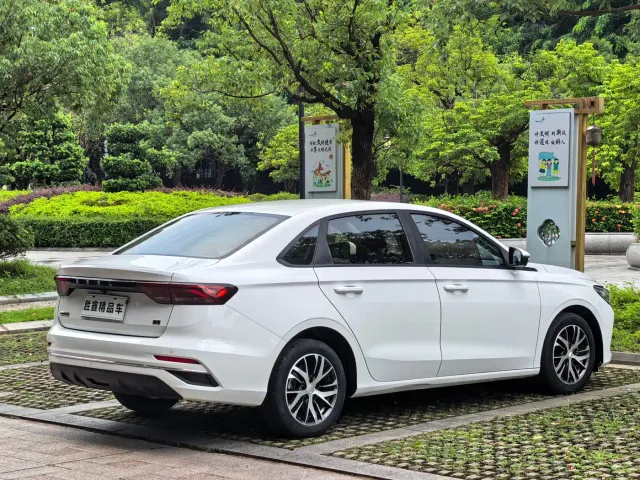 Geely Emgrand — Фото автомобиля 4