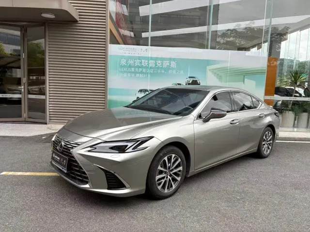 Фотография автомобиля — Lexus ES