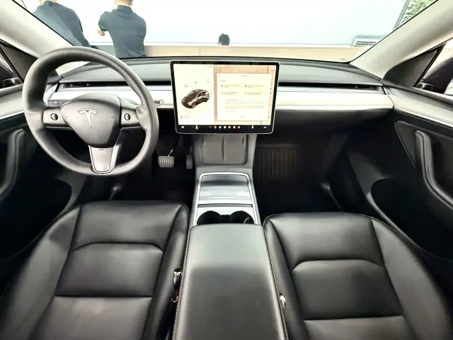 Tesla Model Y — Фото автомобиля 6