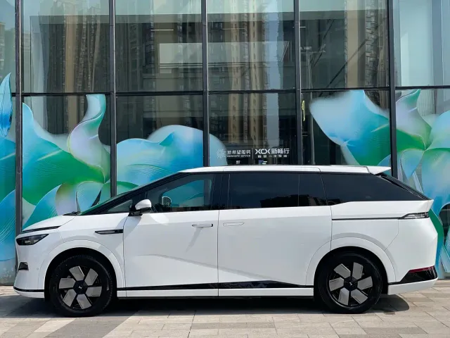 Xpeng X9 — Фото автомобиля 5