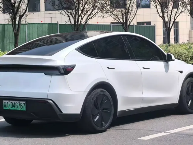 Tesla Model Y — Фото автомобиля 11
