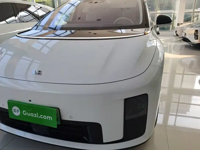 Li Auto i8 — Фото автомобиля 23