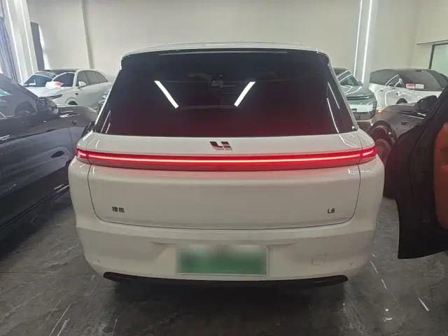 Li Auto L8 — Фото автомобиля 5