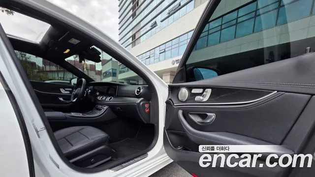 Mercedes-Benz E-Class — Фото автомобиля 12