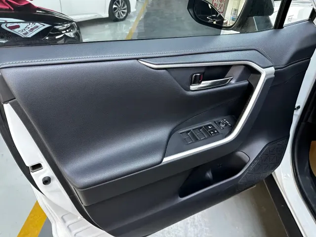 Toyota RAV4 — Фото автомобиля 8