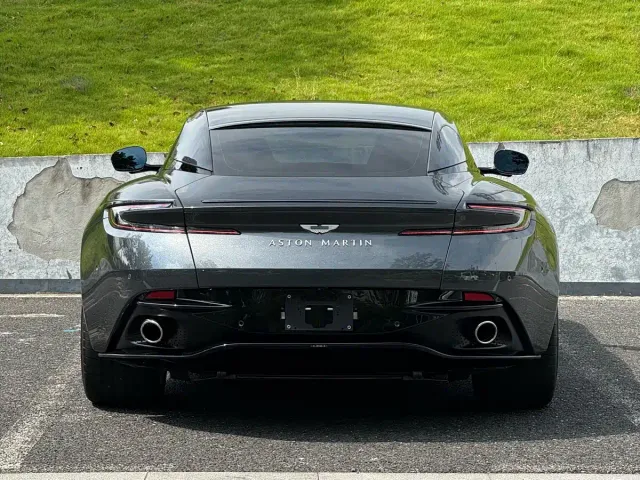 Aston Martin DB12 — Фото автомобиля 10