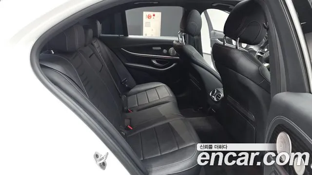 Mercedes-Benz E-Class — Фото автомобиля 12