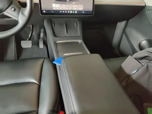 Tesla Model Y — Фото автомобиля 13