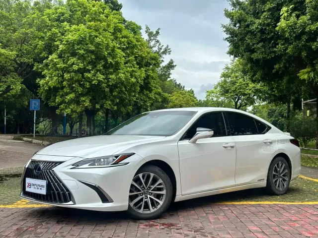 Фотография автомобиля — Lexus ES