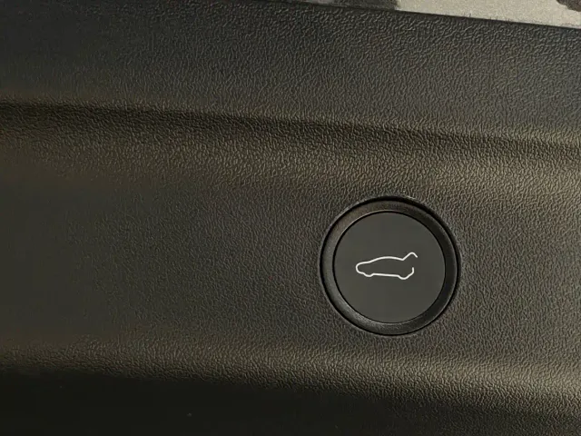 Tesla Model Y — Фото автомобиля 19