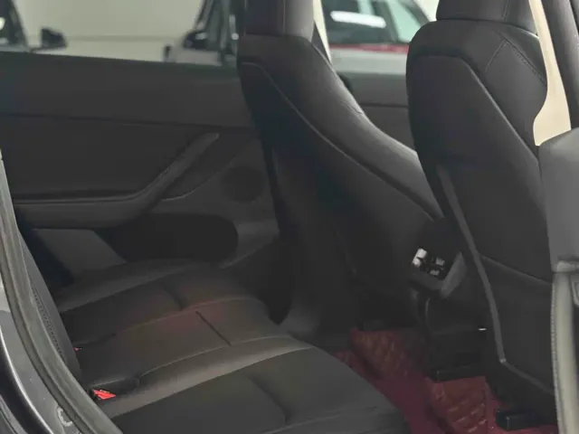 Tesla Model Y — Фото автомобиля 6