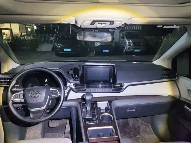 Toyota Sienna — Фото автомобиля 7