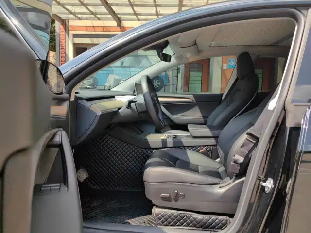 Tesla Model Y — Фото автомобиля 6
