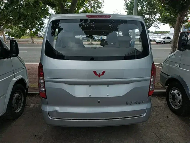 Wuling Hongguang V — Фото автомобиля 3