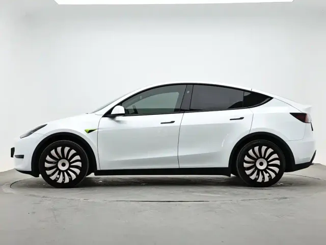 Tesla Model Y — Фото автомобиля 6