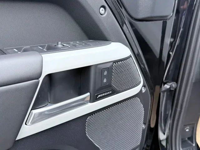 Land Rover Defender — Фото автомобиля 11