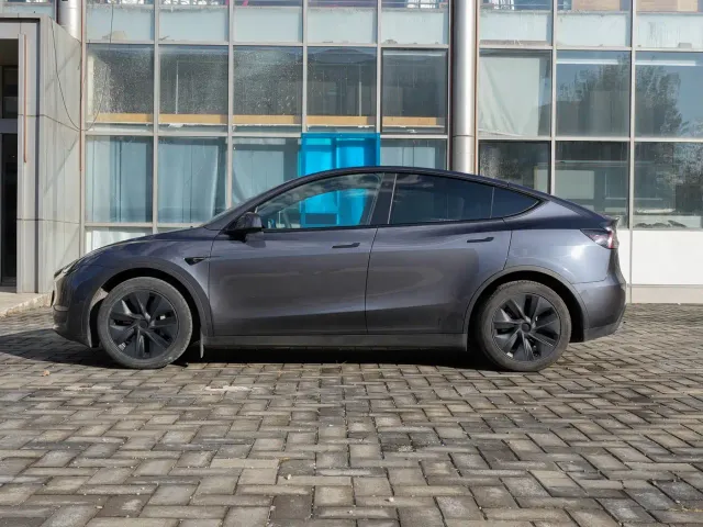 Tesla Model Y — Фото автомобиля 8