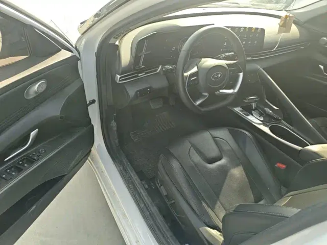 Hyundai Elantra — Фото автомобиля 15