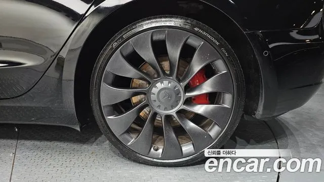 Tesla Model 3 — Фото автомобиля 18