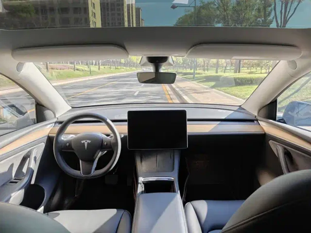 Tesla Model Y — Фото автомобиля 9