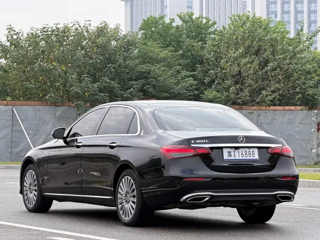 Mercedes-Benz E-Class — Фото автомобиля 5