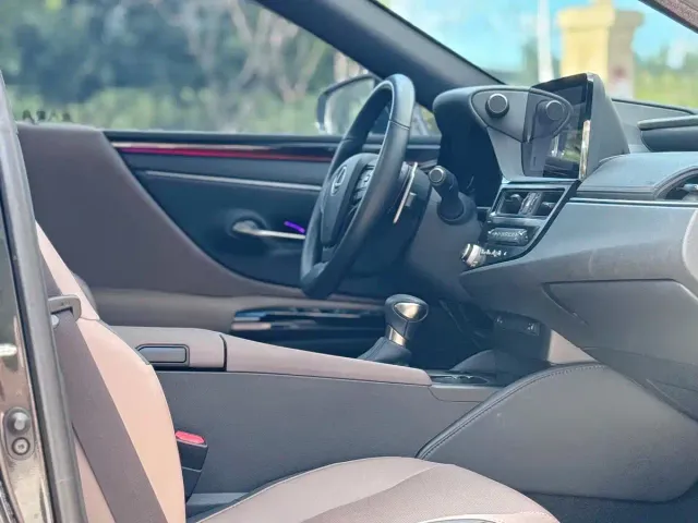 Lexus ES — Фото автомобиля 12