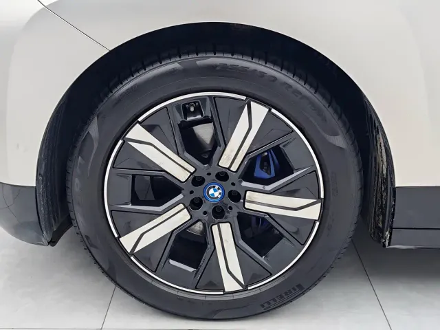 BMW iX — Фото автомобиля 8