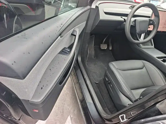 Tesla Model Y — Фото автомобиля 15