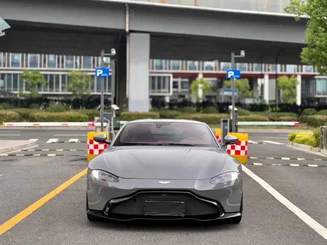 Фотография автомобиля — Aston Martin V8 Vantage