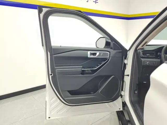 Ford Explorer — Фото автомобиля 7