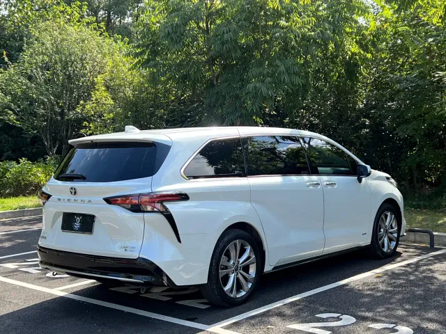 Toyota Sienna — Фото автомобиля 16