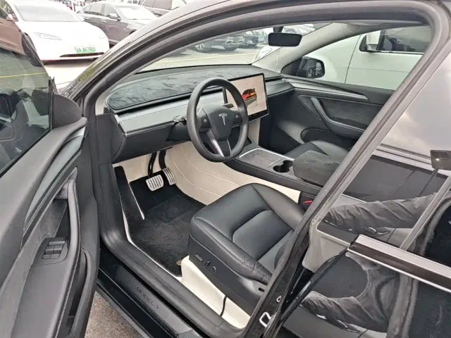 Tesla Model Y — Фото автомобиля 14