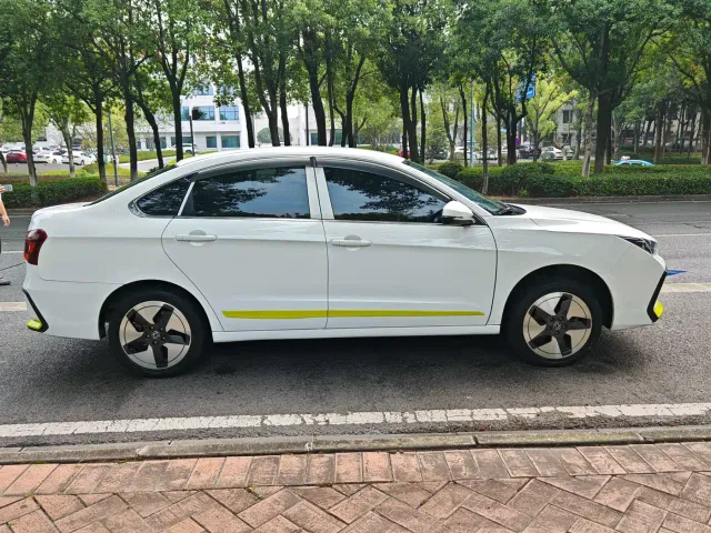 Dongfeng Fengshen E70 — Фото автомобиля 9