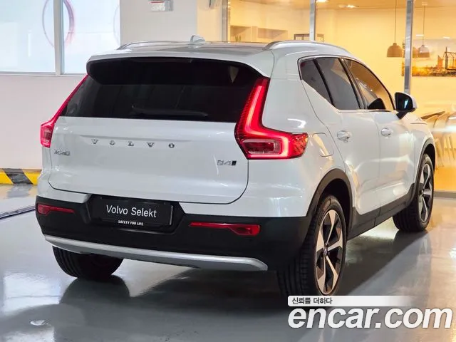 Volvo XC40 — Фото автомобиля 2
