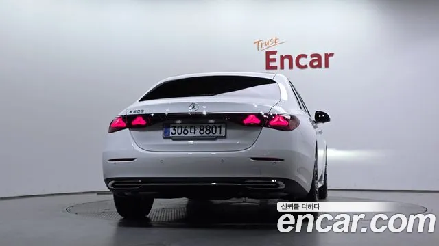Mercedes-Benz E-Class — Фото автомобиля 4