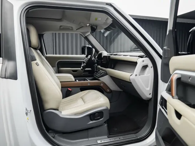 Land Rover Defender — Фото автомобиля 18