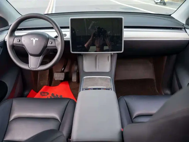 Tesla Model Y — Фото автомобиля 16